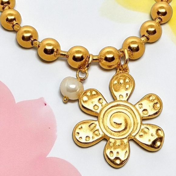๐๏ธ24K Gold Plated Chunky Beaded Bracelet with Freshwater Pearl & Flower Charm๐ธ - Picture 5 of 15